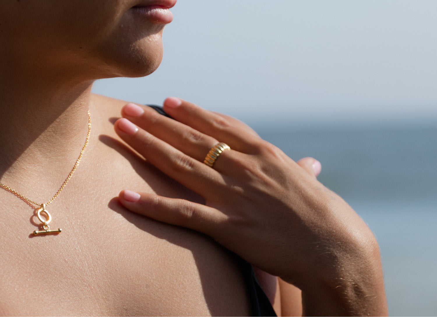 womens high quality gold ribbed ring and necklace